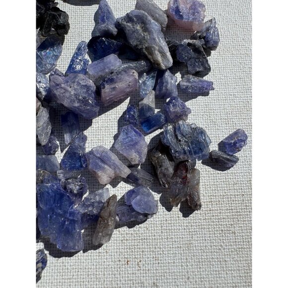 375 carats of Tanzanite Crystals in Jar - Picture 6 of 8